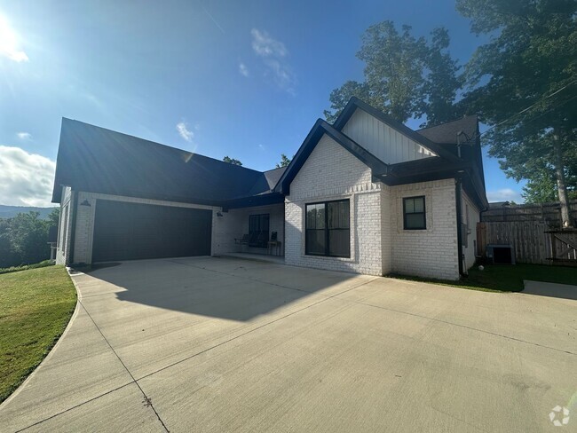 Building Photo - Stunning 4BR/2BA Home in Legacy Hill Estates