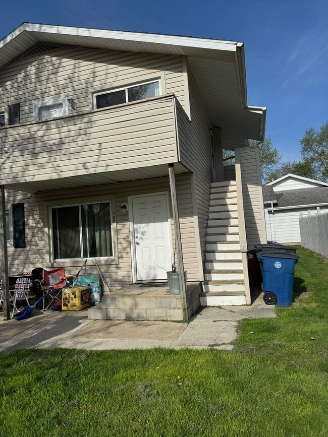 Building Photo - Two Bedroom One Bath Upper Unit in Duplex