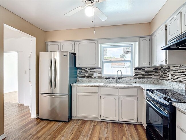 Photo - 115 Lindenwood Ln