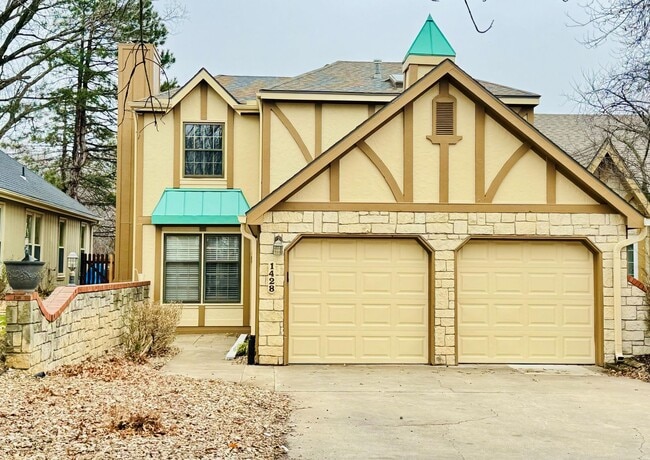 Building Photo - 3 bed 2.5 bath townhome off Bob Billings!