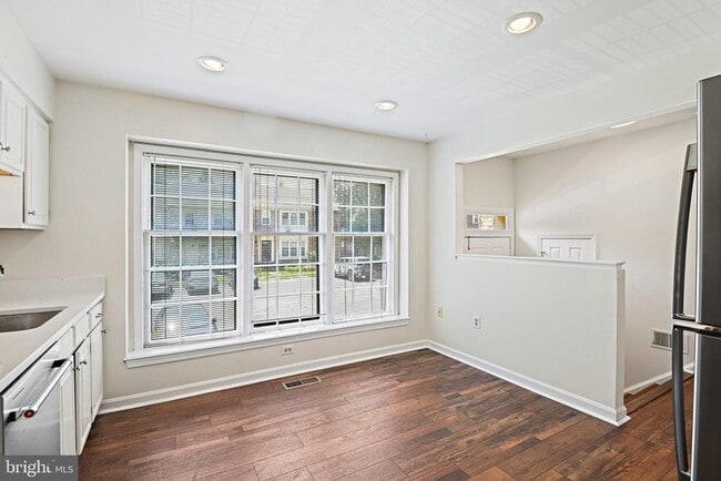 Building Photo - 2885 Kelly Square