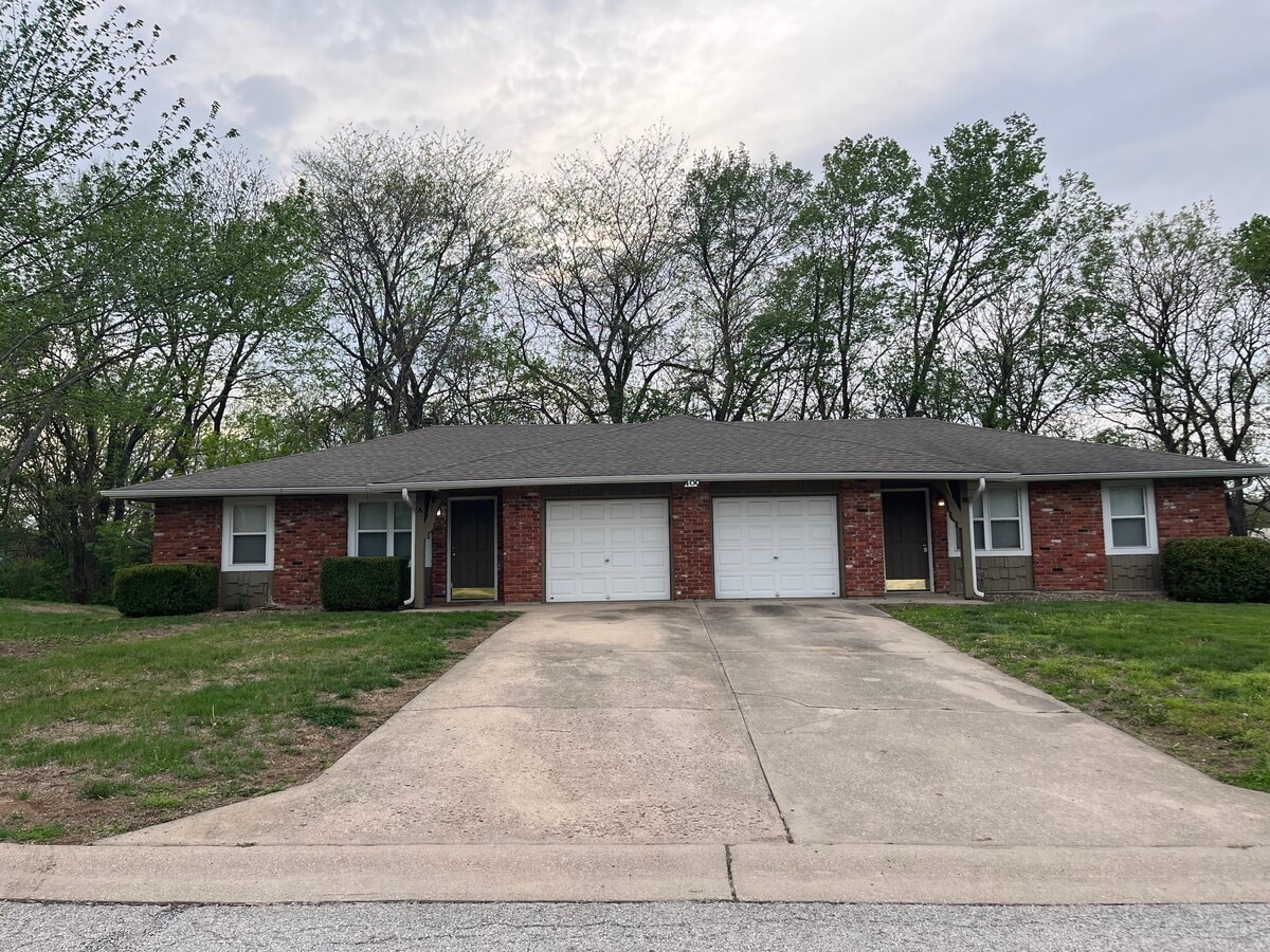 Photo - 400 NE Westwind Dr