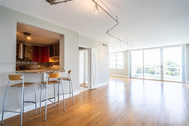 Photo - 5700 Collins Ave Unidad 6H