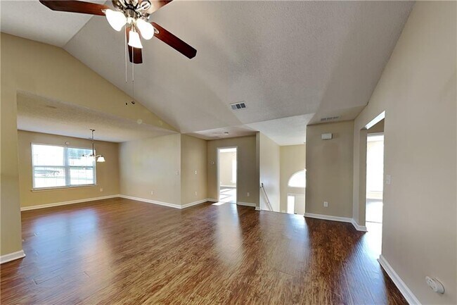 Photo - 230 Farm St