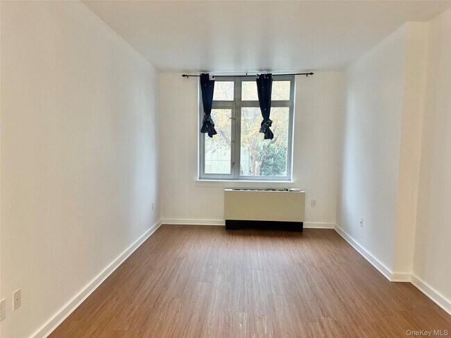 Photo - 40-26 College Point Blvd Unidad 8M