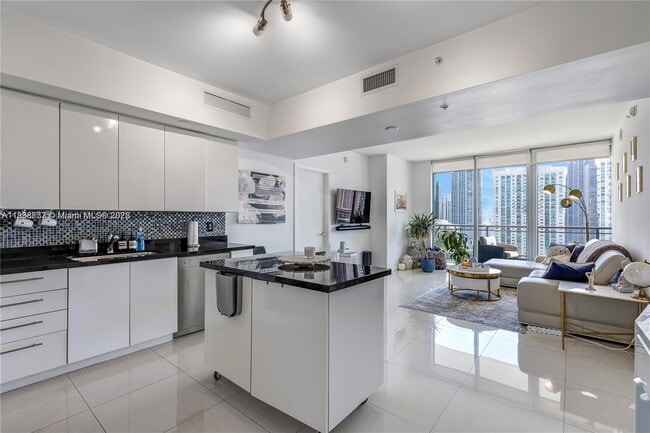 Photo - 92 SW 3rd St Unidad 3012