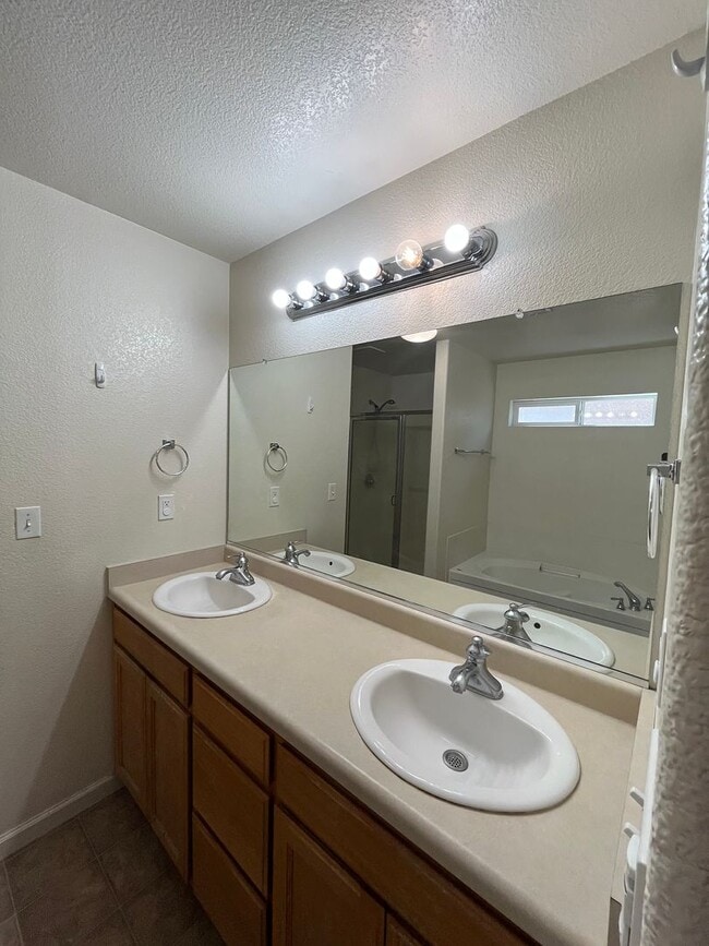 Photo - 3-Bedroom, 2-Bathroom Home for Rent –Close to Parks – Spacious Living