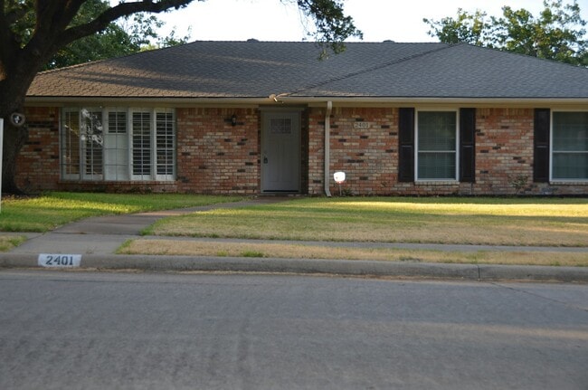 Building Photo - 2401 Westridge Dr