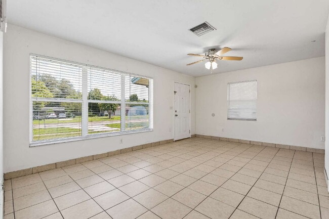 Charming 2-Bed Oasis on Providence Blvd – Cozy Living in Deltona!