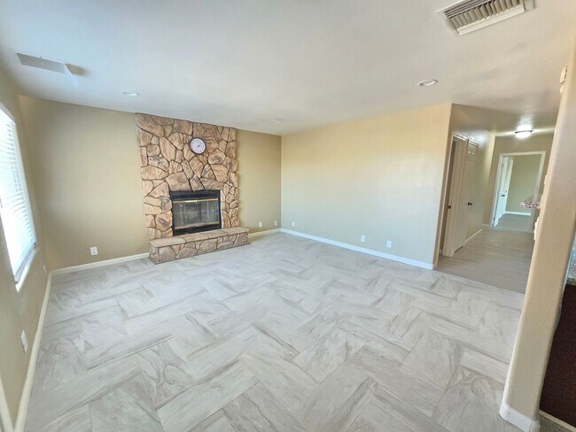 633 W Ward Ave