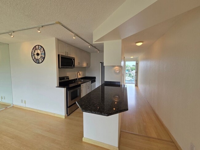 Photo - Conveniently located 1 bedroom, 1 bath & 1 parking in Punchbowl Unidad 606