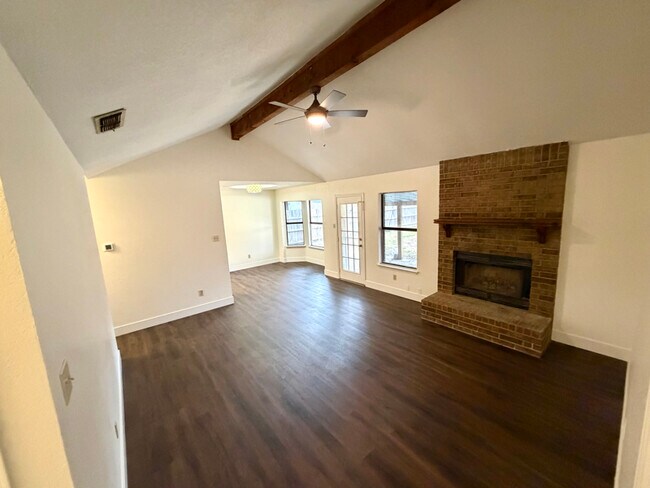 Building Photo - 800 Nicole Dr