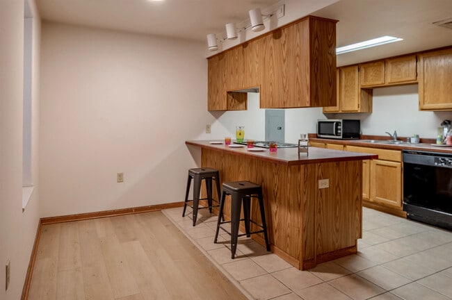Barra de desayuno-Collegiate - Collegiate Campus Student Apartments