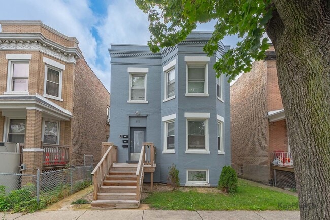 Building Photo - 1019 N Ridgeway Ave Unit 1
