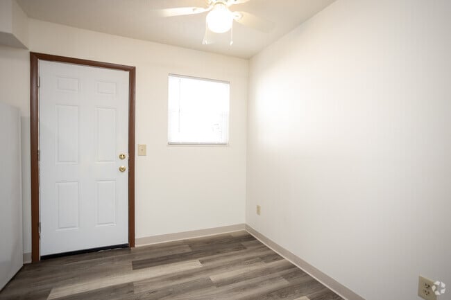 2BR, 1BA - 850 SF