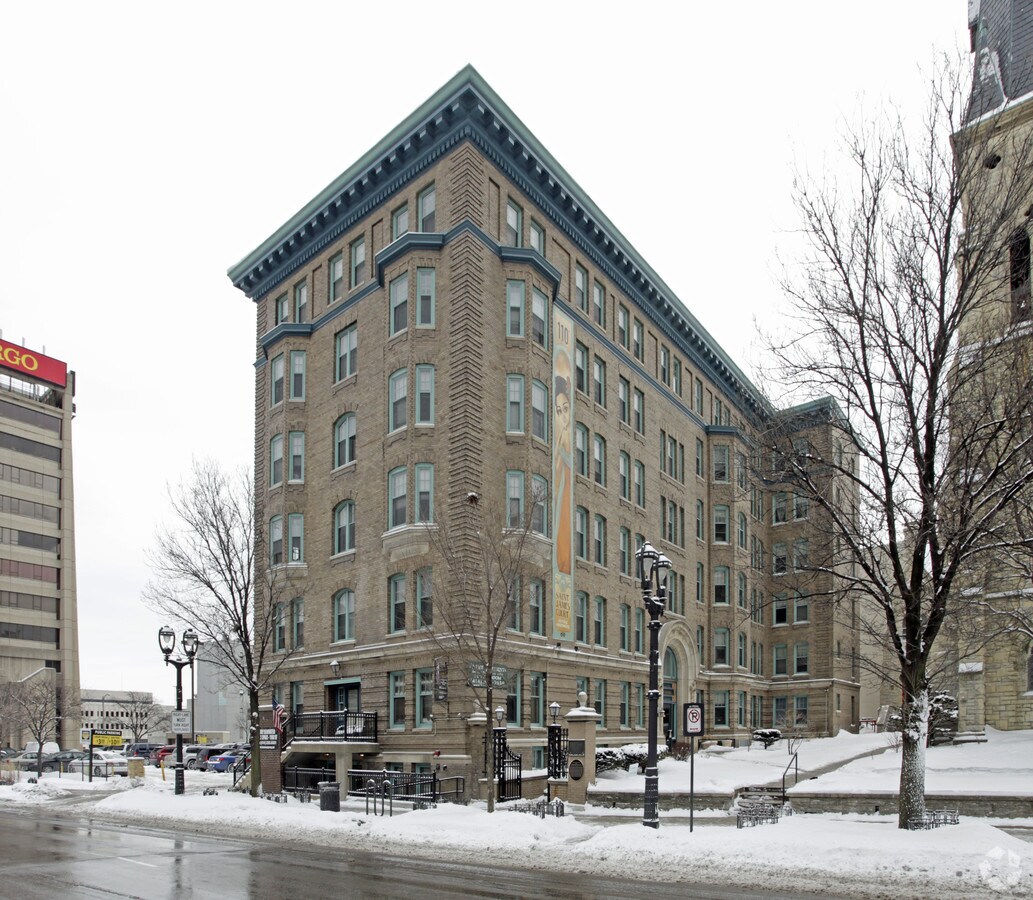 825 W Wisconsin Ave - 825 W Wisconsin Ave