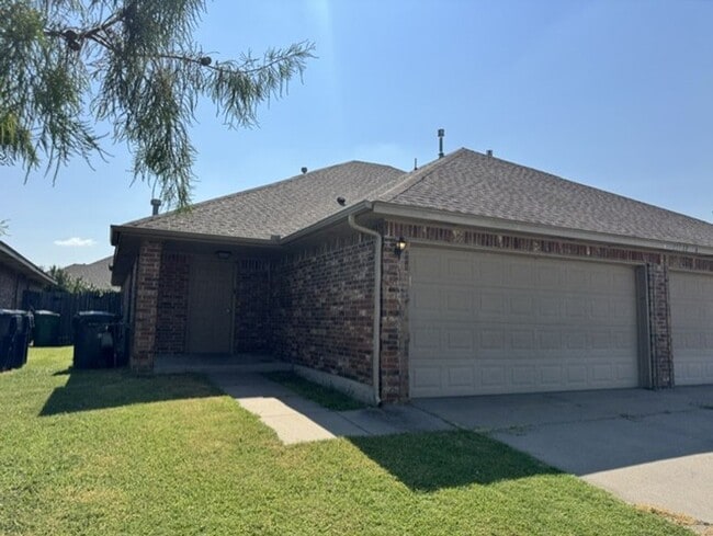 Building Photo - 15012 Kyle Dr
