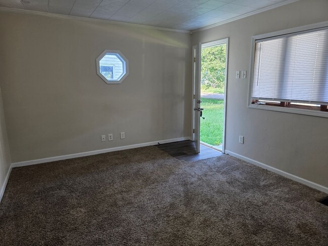 Building Photo - 2-Bedroom, 1-Bathroom Home with Basement – $1,100/Month | Accepting Section 8