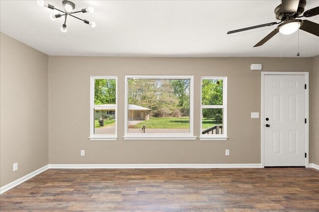 Photo - 309 Rickenbacker Dr