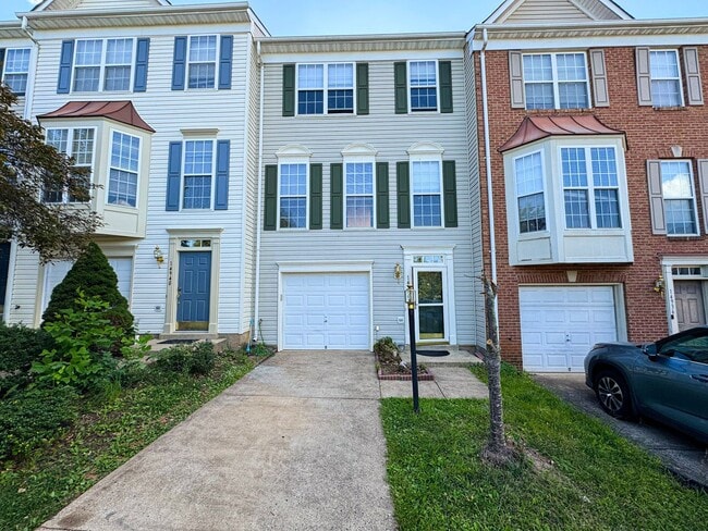 Building Photo - Stunning 3 Bed 3.5 Bath Interior Townhome ...