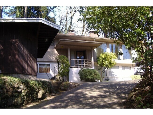 Building Photo - 875 SW Cheltenham St Rental