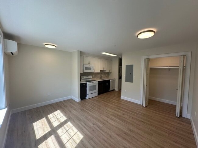 Photo - 462 Main St Unit 3