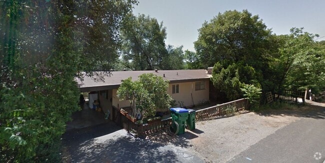 Building Photo - Myers Hill Comfy Cottage Rental