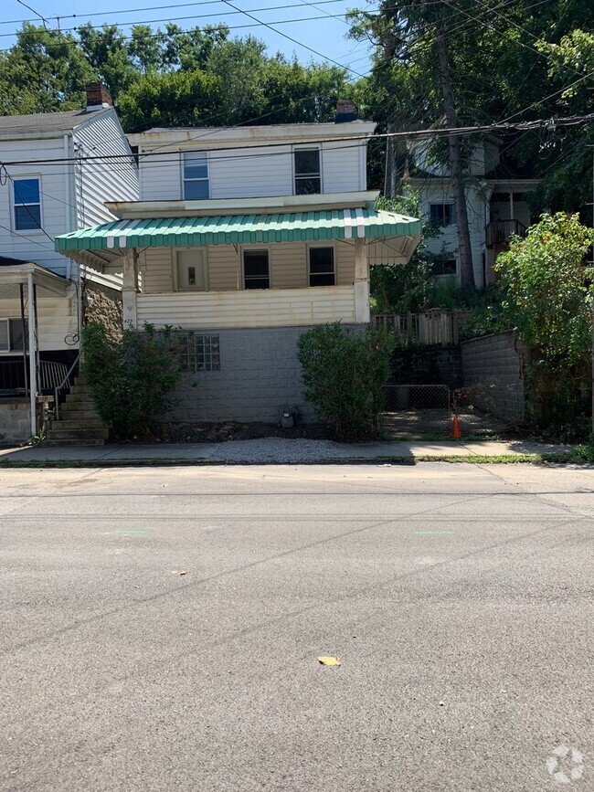 Building Photo - Freshly Painted Two Bedroom with Off-Stree... Rental