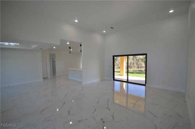 Photo - 1242 Hathor St E
