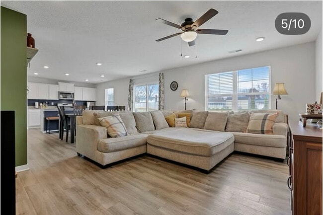 Photo - 380 Trinity Wy E