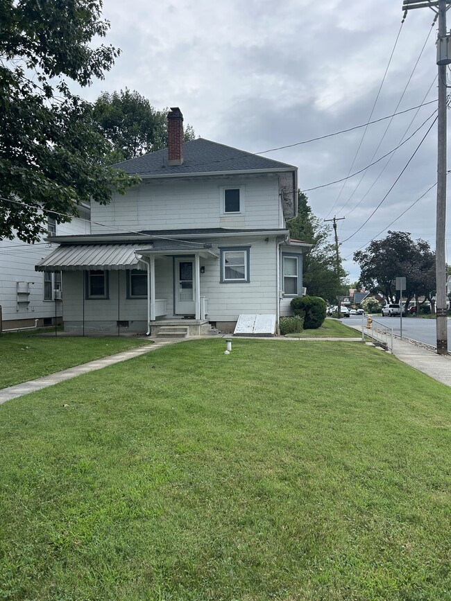 Área trasera de la casa - 136 E Oak St Unidad 136