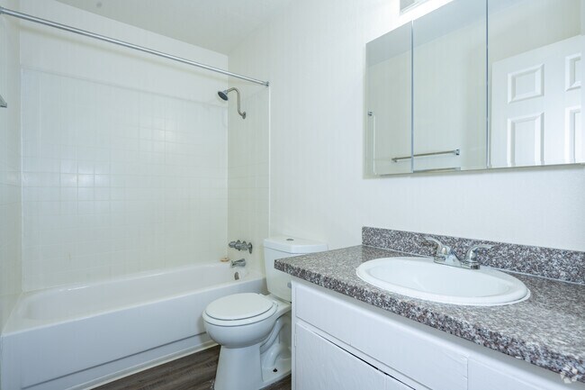 2BR, 1BA - 850SF - Bathroom