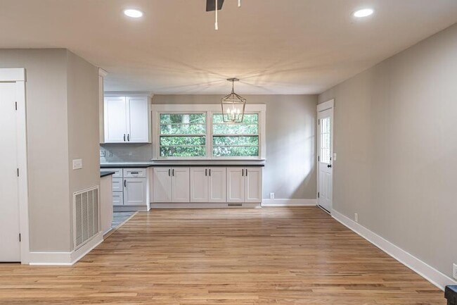 Photo - 440 W Maine Ave