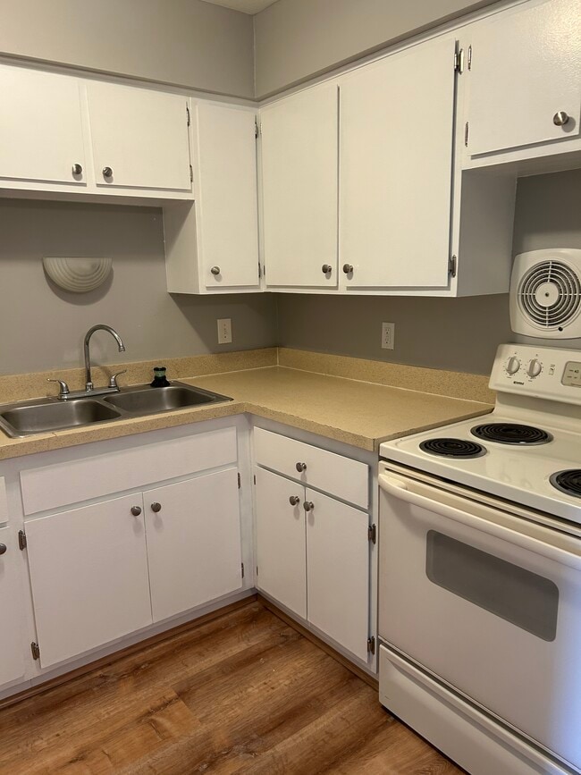 Photo - 1830 Axtell Dr Unit 4