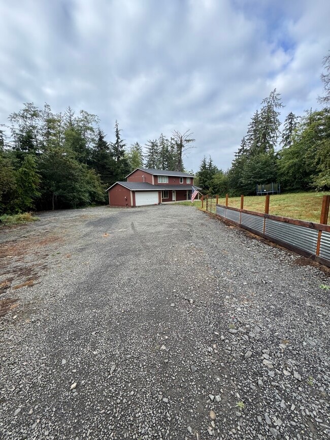 Large driveway - 35141 Boman Ln Rental