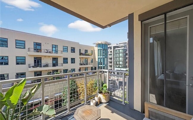Building Photo - **150 The Promenade N #415 Long Beach** Upstairs Spacious 2 bedroom 2 bath !!2 weeks free OAC!!