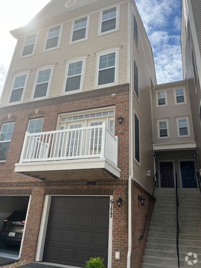 Building Photo - Beautiful townhouse in Jefferson Place Com...