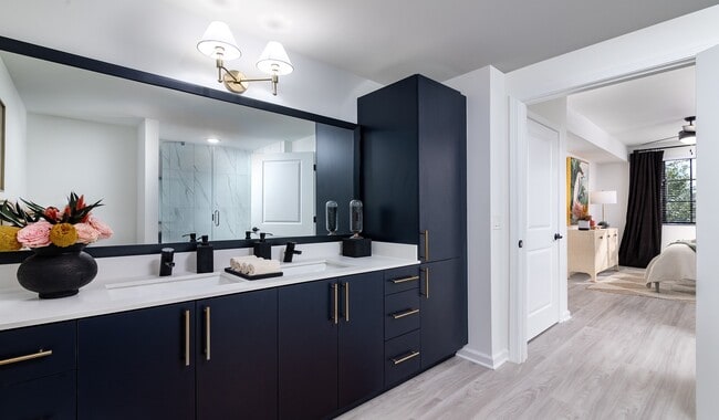 Baño espacioso con acabados elegantes y accesorios modernos.