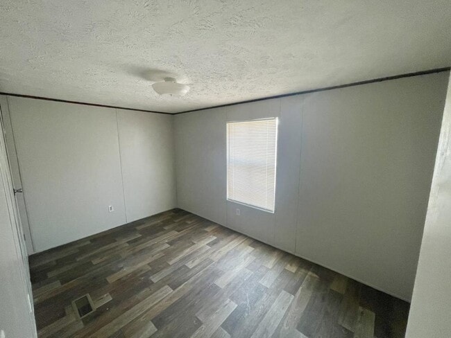 Photo - 555 Crandlemire Rd