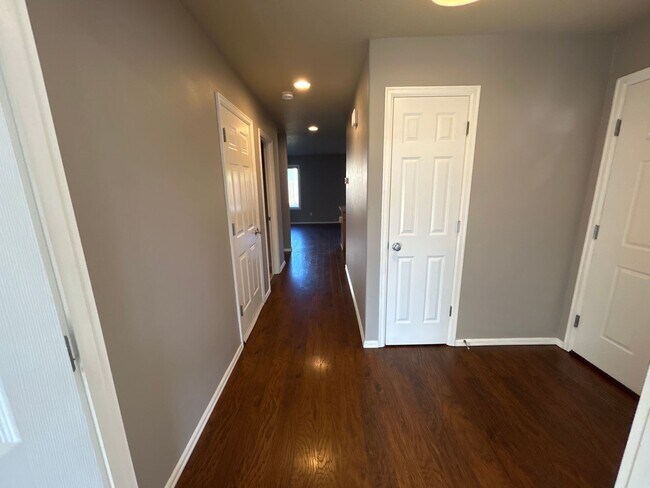 Photo - Beautiful 4 Bedroom Home in Desirable Willamette Landing!!