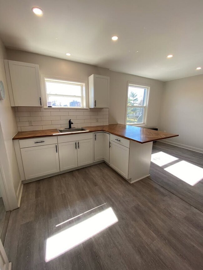 Building Photo - 222 Maxwell St Unit 1