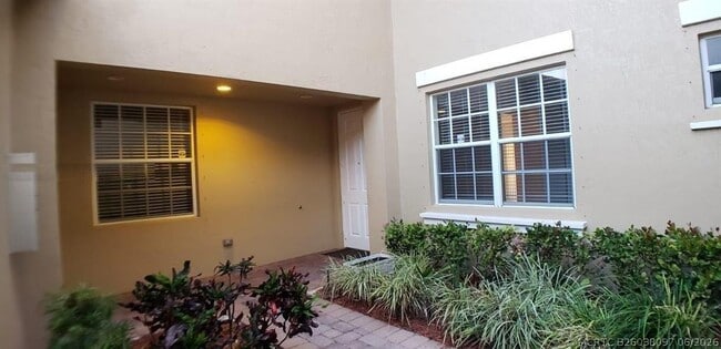 Building Photo - 8207 NW 128th Ln Unit 18-b