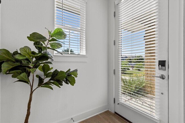 Photo - 2516 Simond Ave