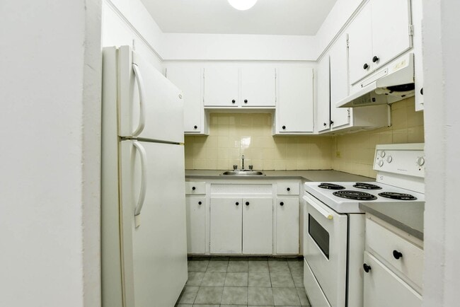 Building Photo - 2400 Av. Van Horne Unit 414