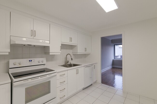 Building Photo - 3495 Rue de la Montagne Unit 801