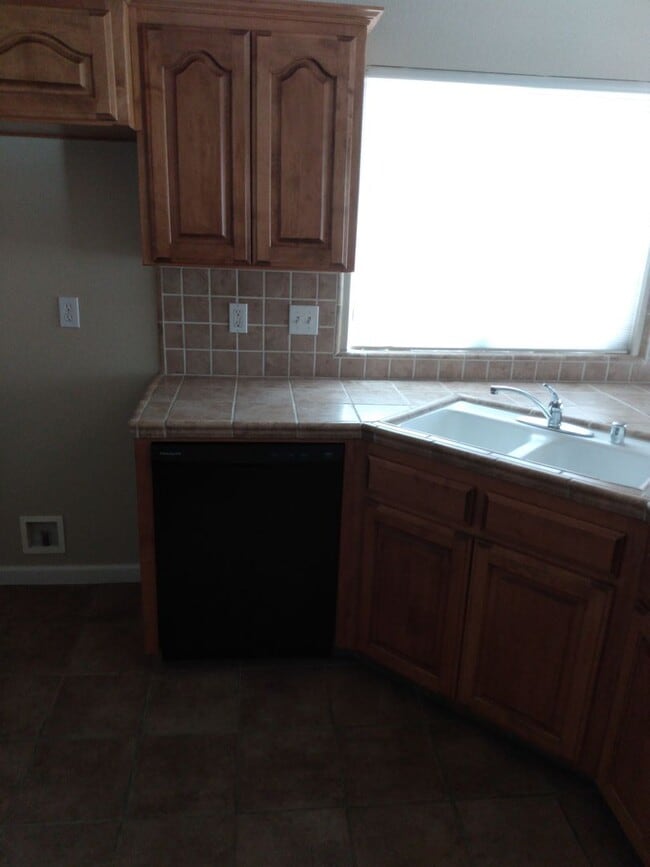 Building Photo - Beautiful 3 bedroom, 2 bath home in a great neighborhood ready to rent!