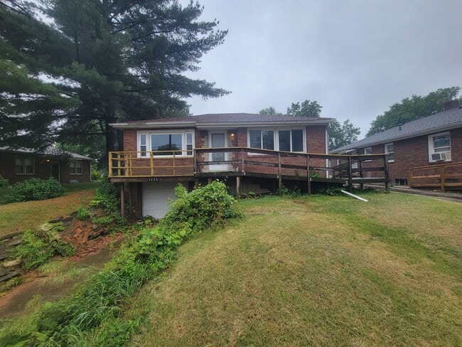 3 Bedroom / 1.5 Bathroom House with Garage - 3 Bedroom / 1.5 Bathroom House with Garage
