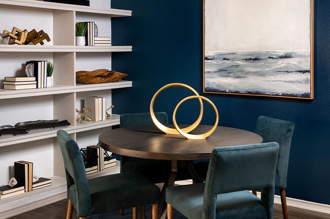 Comedor designadas, habitaciones tienen estantes empotrados en apartamentos seleccionados - The Madison Apartments