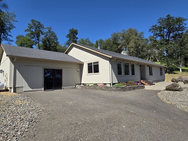 Photo - 941 Colonial Rd
