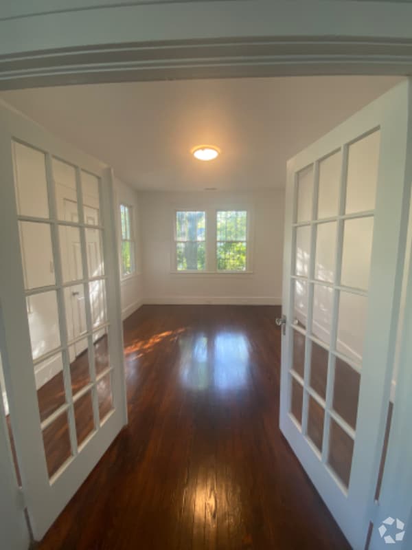 Building Photo - 1914 Calvert St Rental